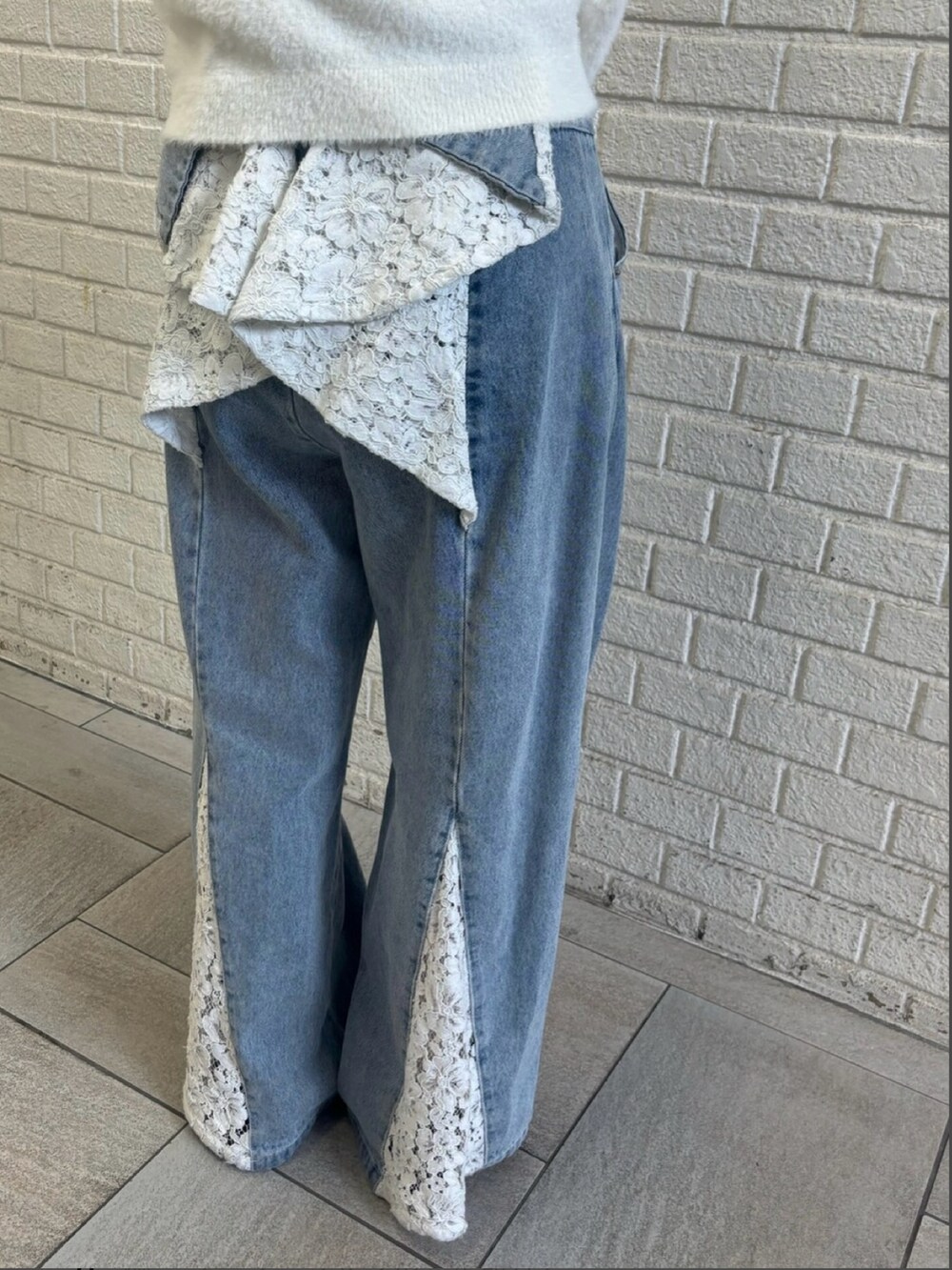 ピンク系のキャミソール、ホワイト系のカーディガン/ボレロ、ブラック系のデニムパンツを着用したレディースの秋コーディネートの7枚目の写真