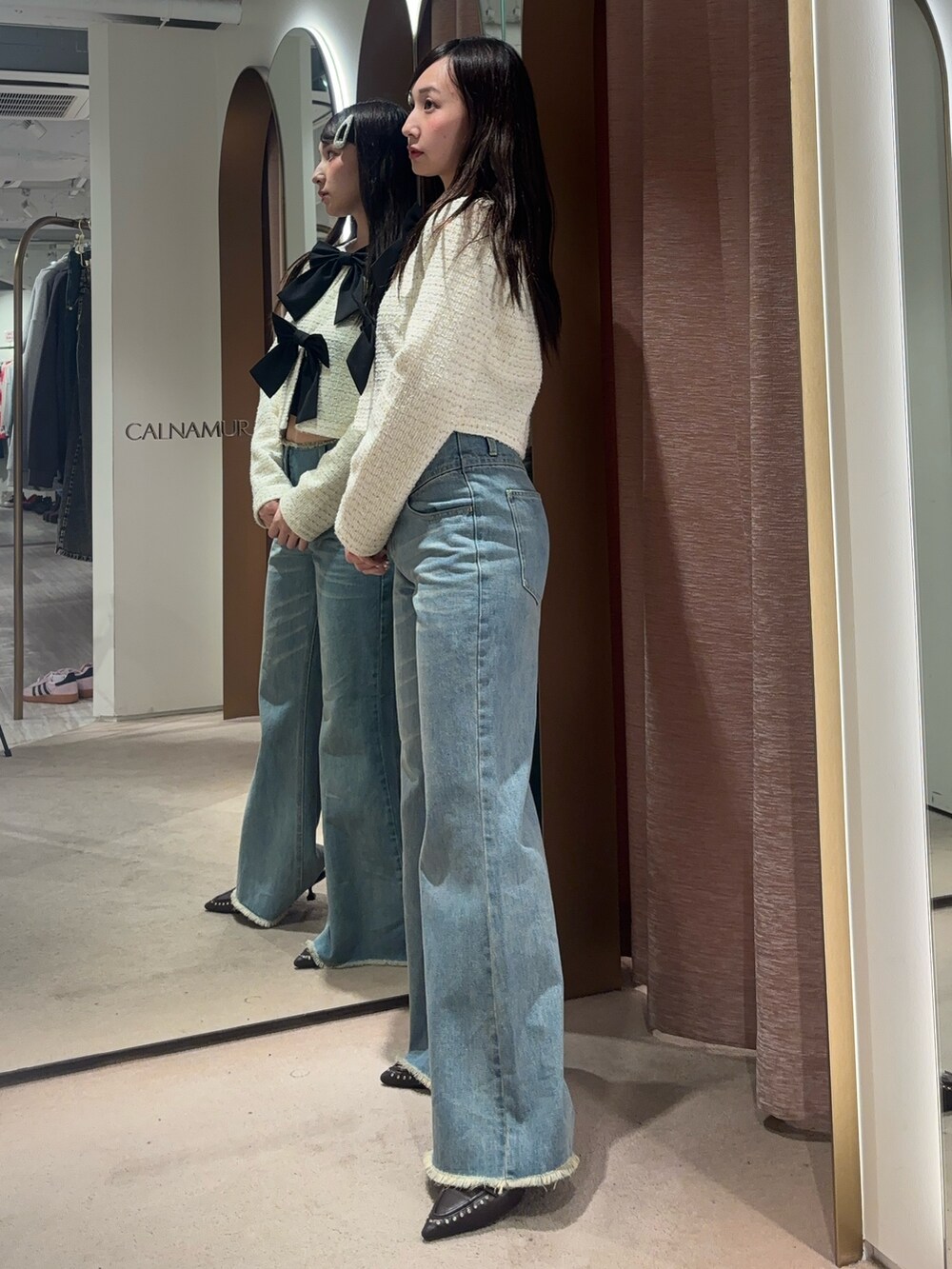 ブルー系のその他パンツ、ホワイト系のカーディガン/ボレロ、ブラウン系のサンダルを着用したレディースの冬コーディネートの2枚目の写真