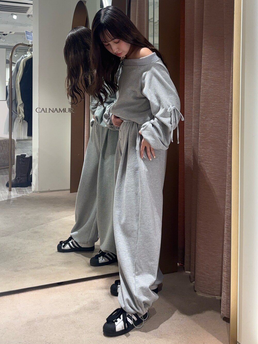 グレー系のその他パンツ、グレー系のスウェットを着用したレディースの春コーディネートの2枚目の写真