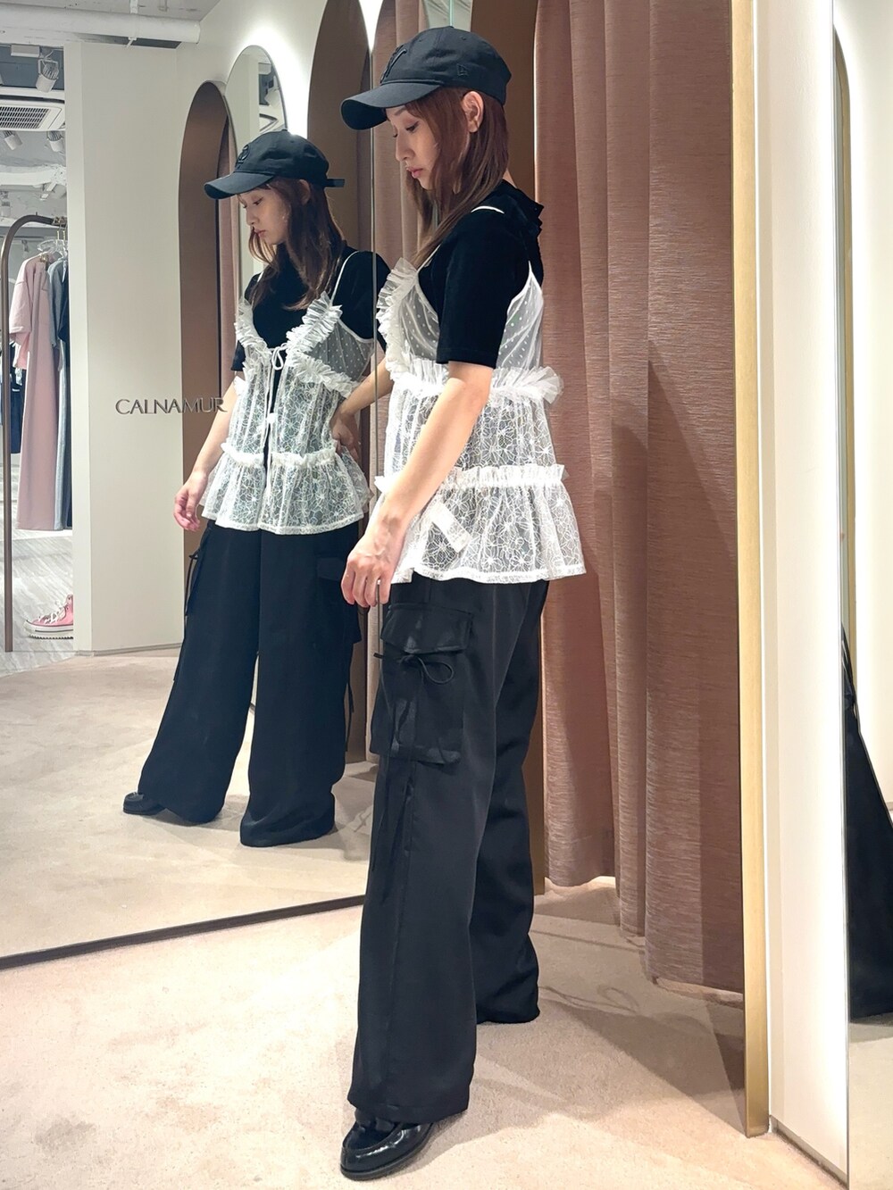 ホワイト系のキャミソール、ブラック系のTシャツ/カットソー、ブラック系のその他パンツを着用したレディースの夏コーディネートの2枚目の写真
