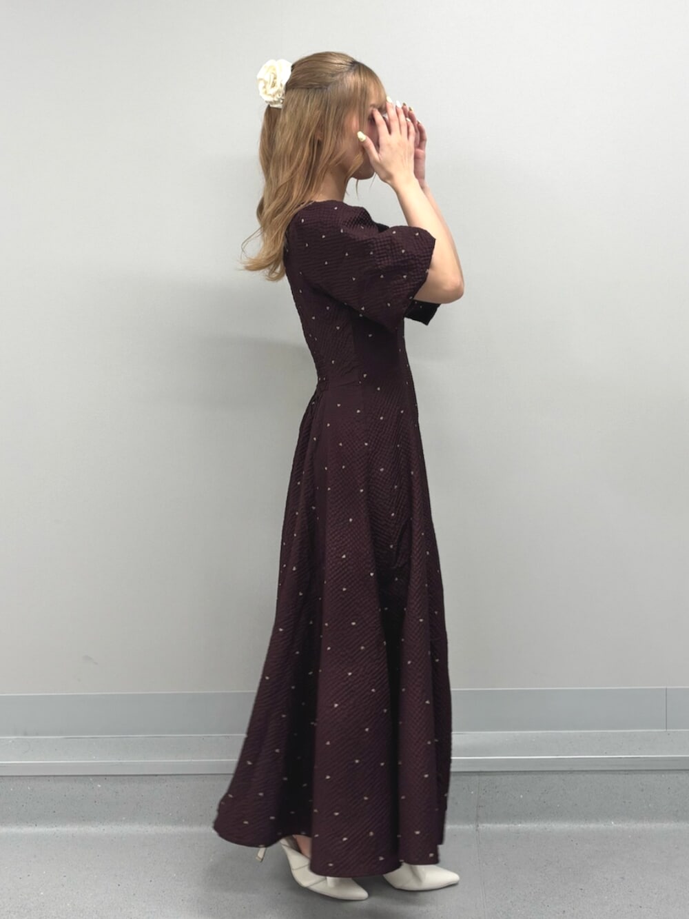 ホワイト系のサンダル、ベージュ系のワンピース、イエロー系のバレッタ/ヘアクリップを着用したレディースの夏コーディネートの2枚目の写真