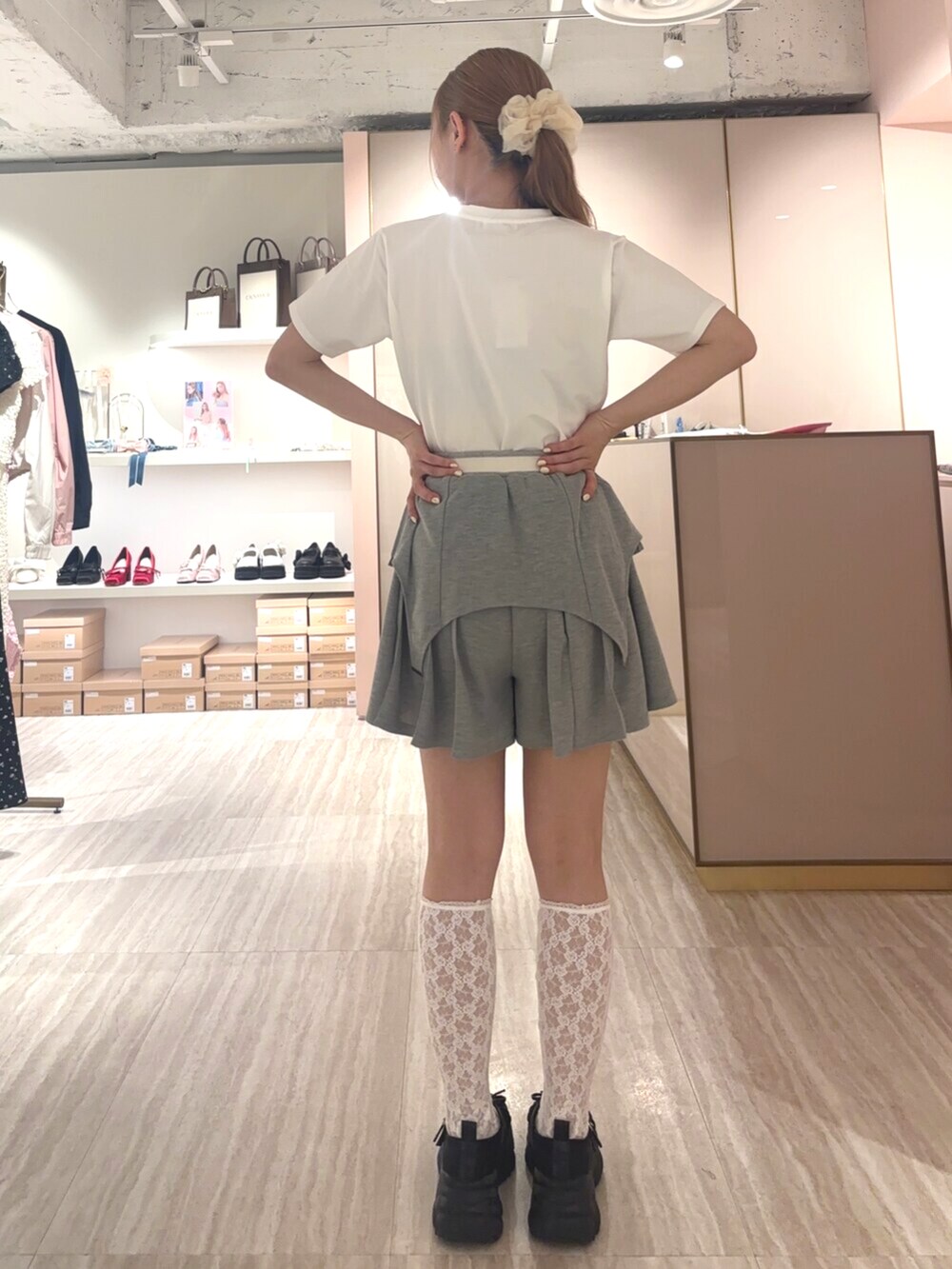 グレー系のワンピース、ホワイト系のTシャツ/カットソーを着用したレディースの夏コーディネートの3枚目の写真