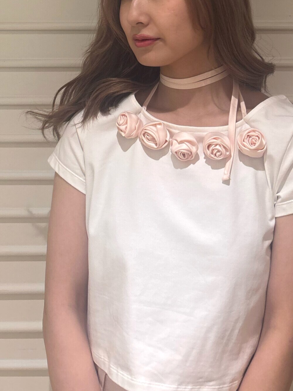 ピンク系のデニムパンツ、ピンク系のTシャツ/カットソー、ピンク系のパンプスを着用したレディースの春コーディネートの7枚目の写真