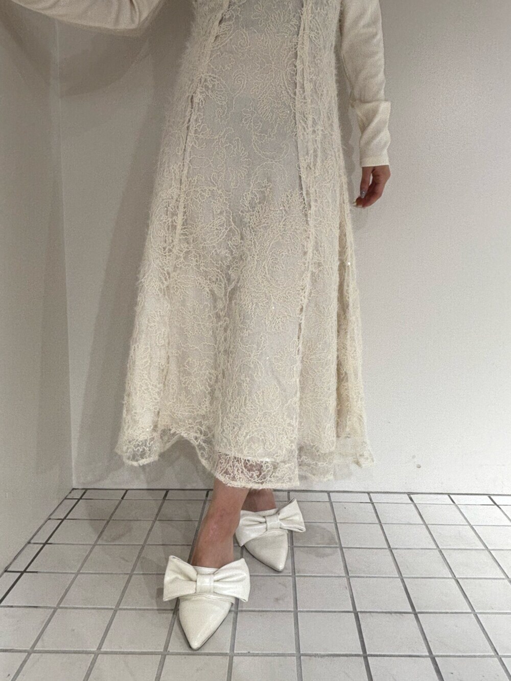 ホワイト系のサンダル、ホワイト系のワンピースを着用したレディースの秋コーディネートの5枚目の写真