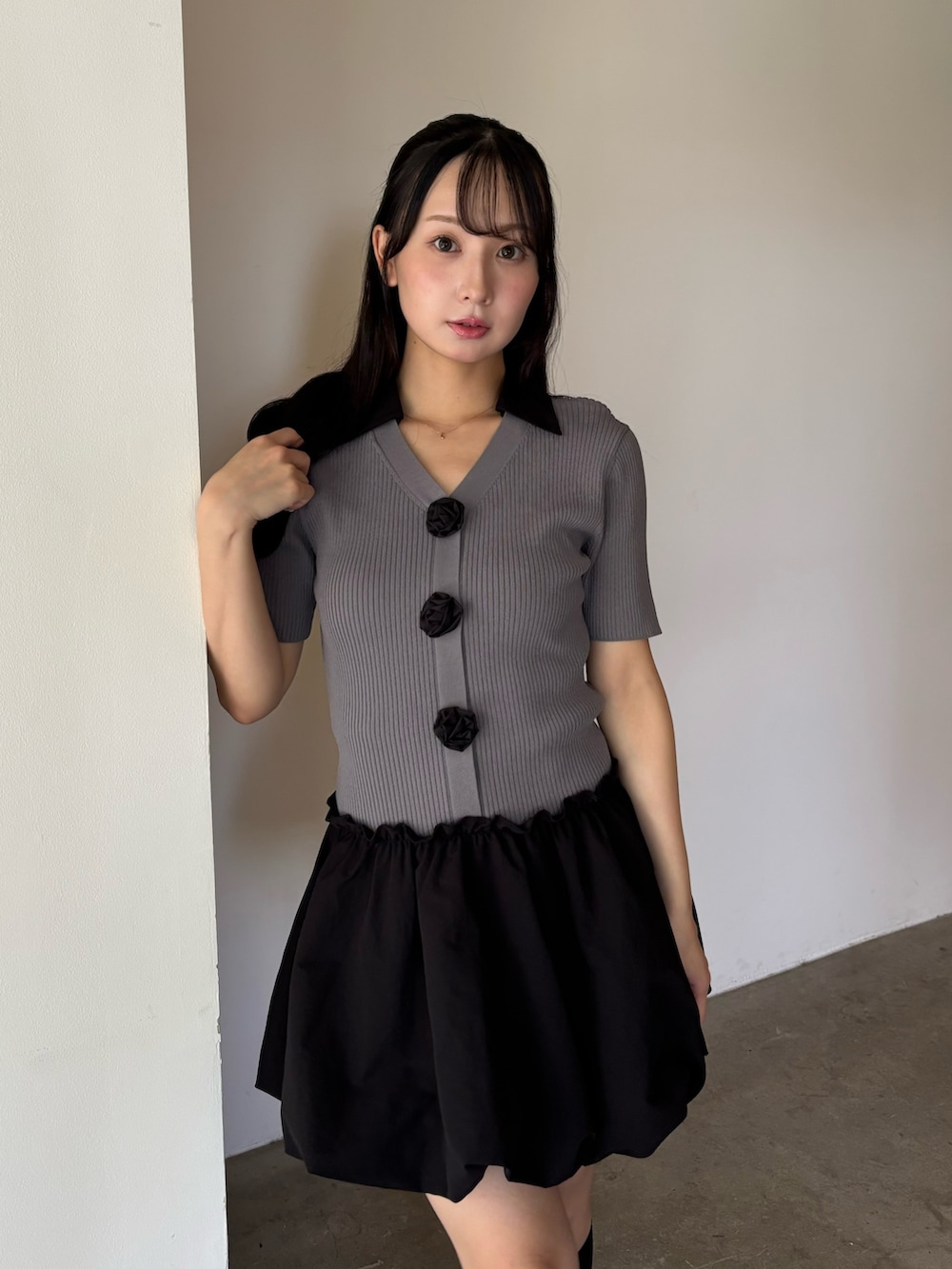 グレー系のワンピース、ブラック系のローファーを着用したレディースの夏コーディネートの5枚目の写真