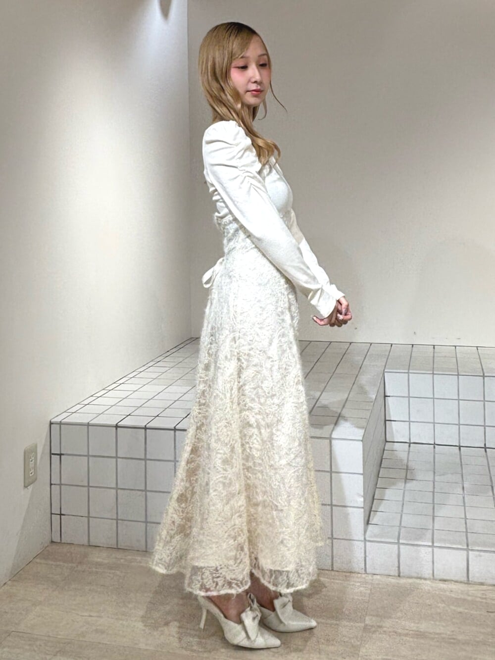 ホワイト系のサンダル、ホワイト系のワンピースを着用したレディースの秋コーディネートの2枚目の写真