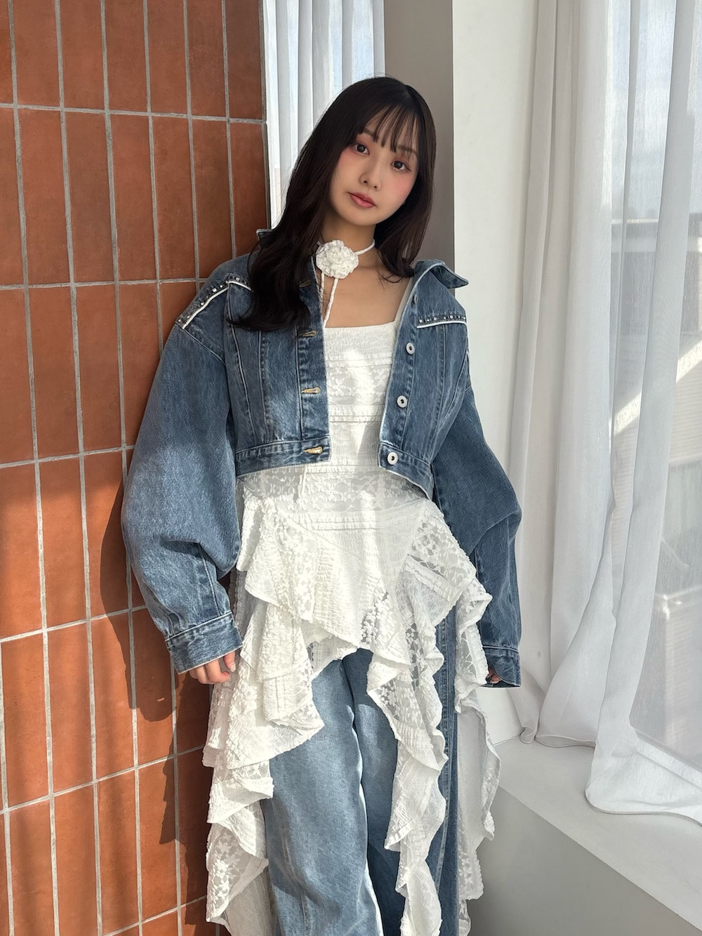 ホワイト系のワンピース、ブルー系のデニムジャケット、ブルー系のその他パンツを着用したレディースの冬コーディネートの5枚目の写真