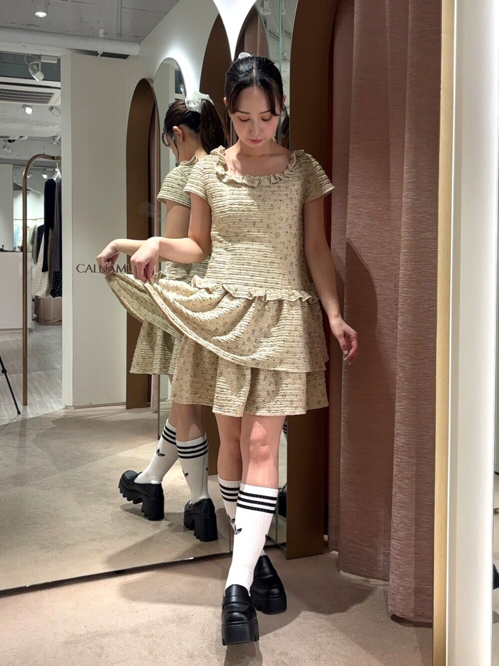 ベージュ系のワンピースを着用したレディースの春コーディネートの4枚目の写真