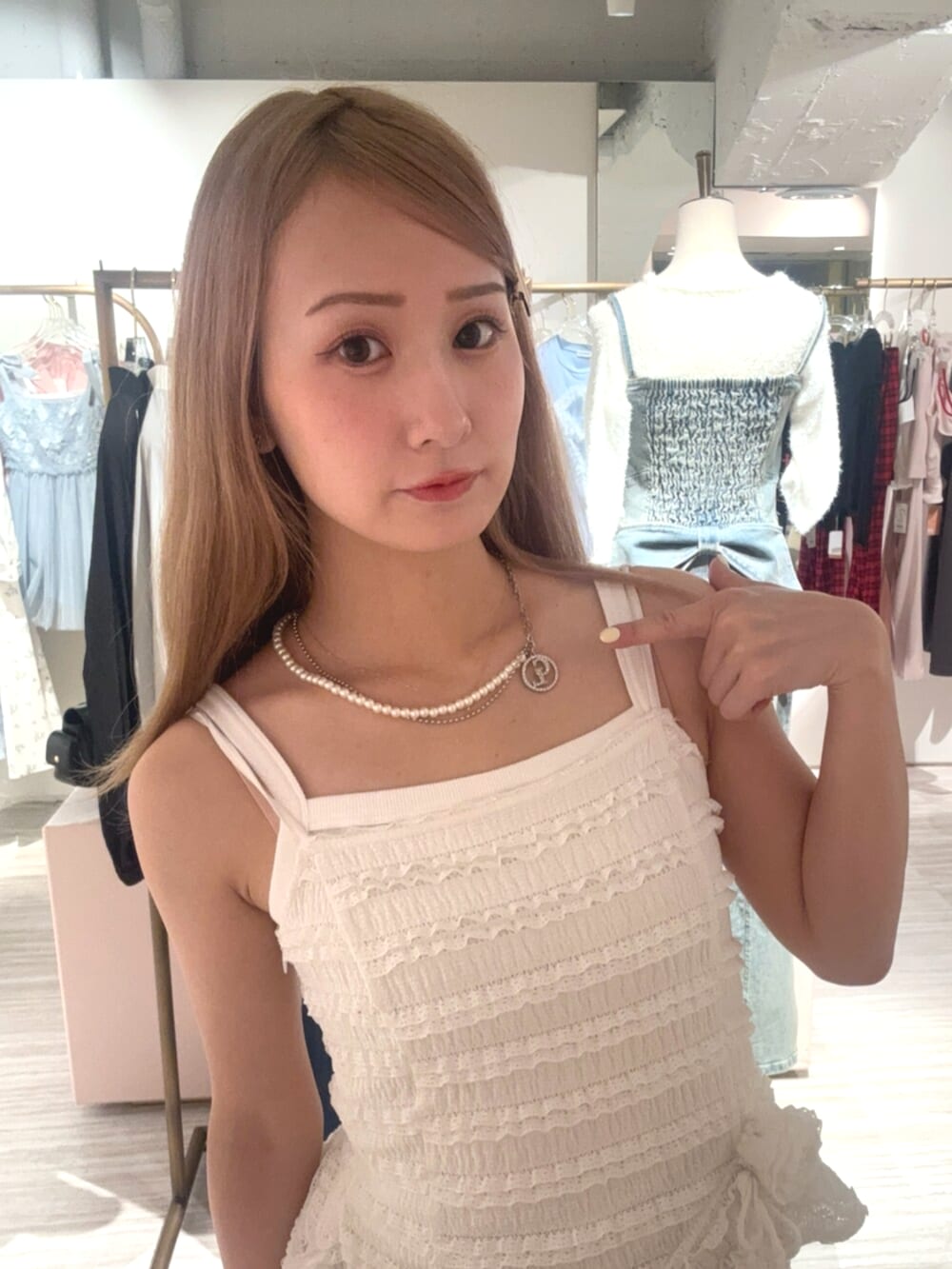 ホワイト系のワンピース、シルバー系のネックレスを着用したレディースの春コーディネートの7枚目の写真