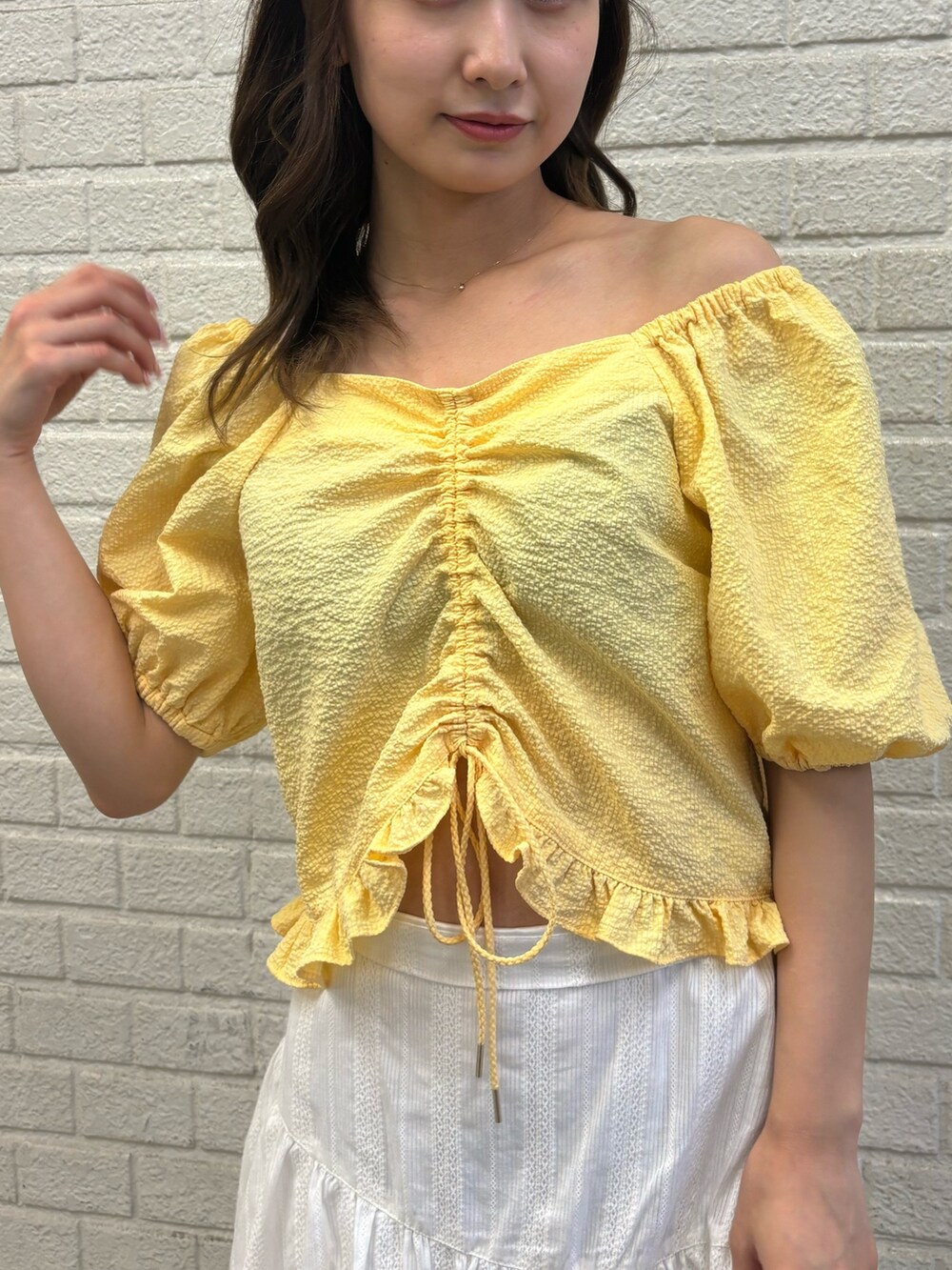 ホワイト系のスカート、イエロー系のシャツ/ブラウス、イエロー系のサンダルを着用したレディースの春コーディネートの5枚目の写真