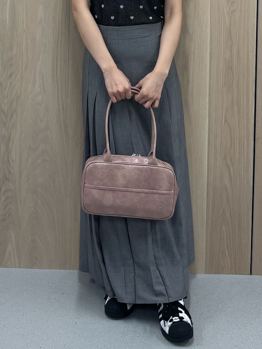 グレー系のスカート、ブラック系のTシャツ/カットソー、ピンク系のボストンバッグを着用したレディースの夏コーディネートの5枚目の写真