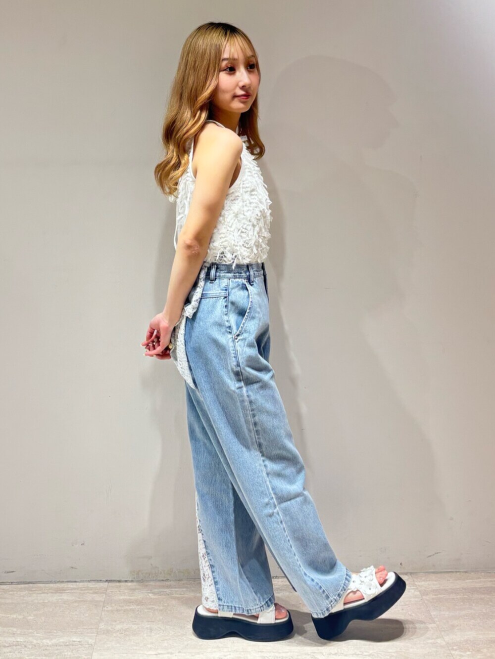 ホワイト系のサンダル、ブルー系のデニムパンツ、ホワイト系のシャツ/ブラウスを着用したレディースの夏コーディネートの2枚目の写真