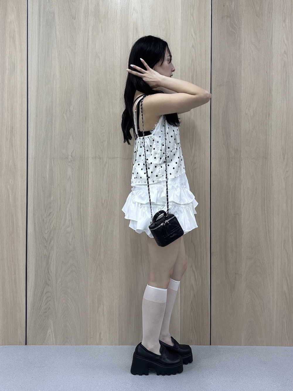 ホワイト系のその他パンツ、ホワイト系のキャミソール、ブラック系のキャミソールを着用したレディースの夏コーディネートの2枚目の写真