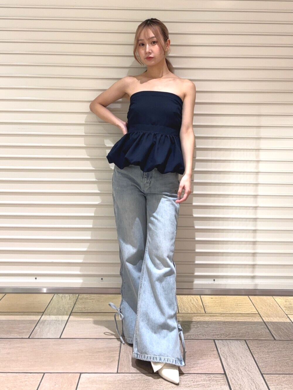 ホワイト系のカーディガン/ボレロ、ブルー系のデニムパンツ、ブルー系のチューブトップを着用したレディースの春コーディネートの5枚目の写真