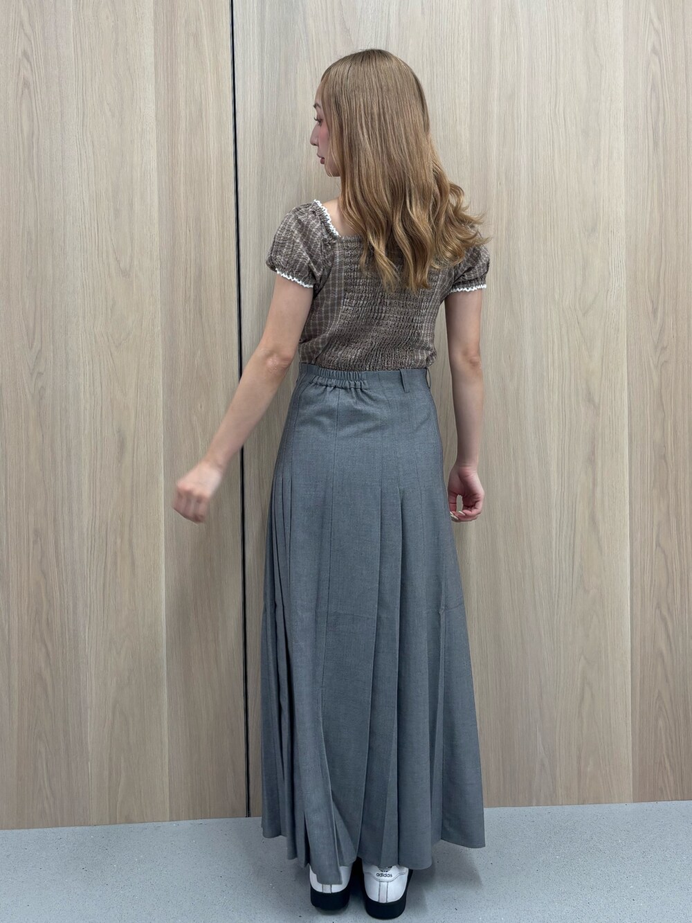 グレー系のスカート、ブラウン系のシャツ/ブラウスを着用したレディースの夏コーディネートの3枚目の写真