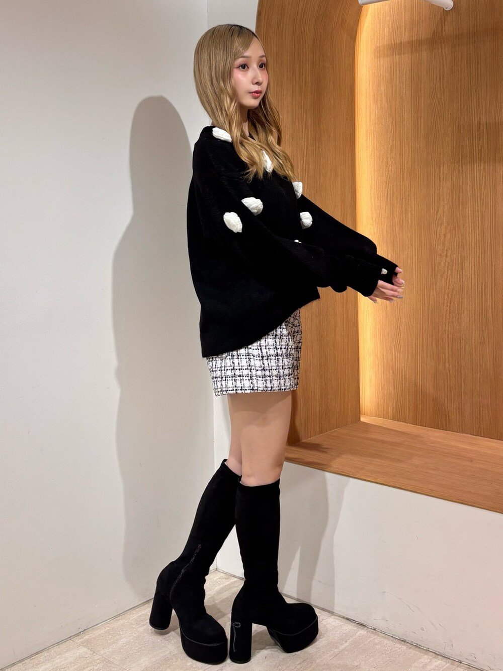 その他のその他パンツ、ブラック系のニット/セーター、ブラック系のブーツを着用したレディースの秋コーディネートの2枚目の写真