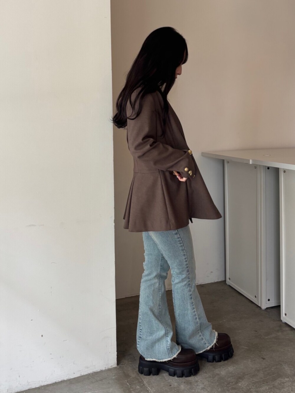 ホワイト系のTシャツ/カットソー、ブルー系のその他パンツ、ブラウン系のローファーを着用したレディースの夏コーディネートの3枚目の写真