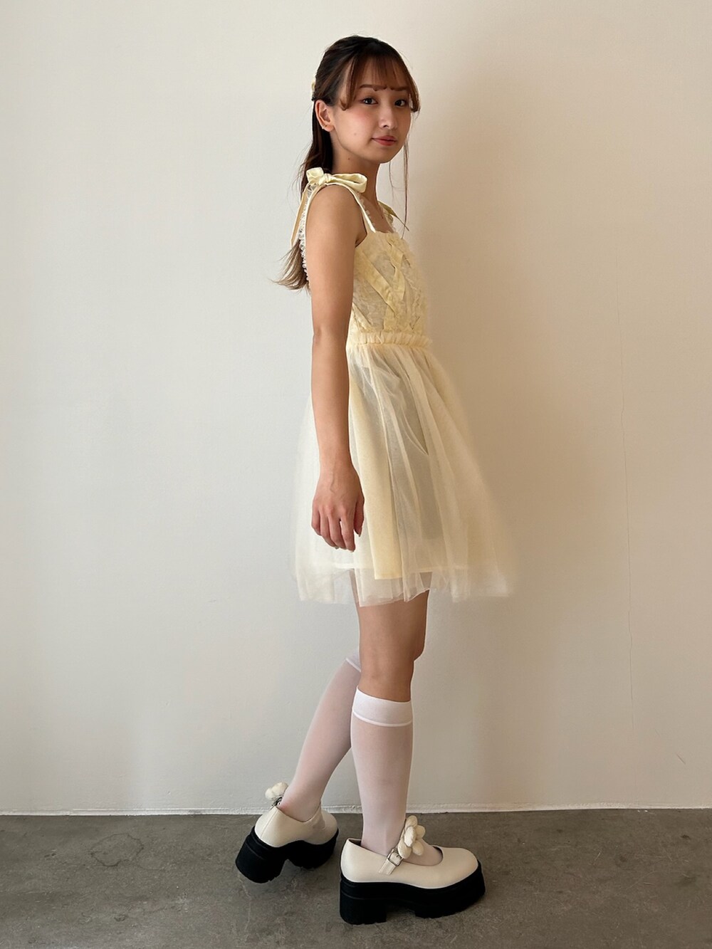 ホワイト系のローファー、イエロー系のシャツ/ブラウスを着用したレディースの秋コーディネートの2枚目の写真