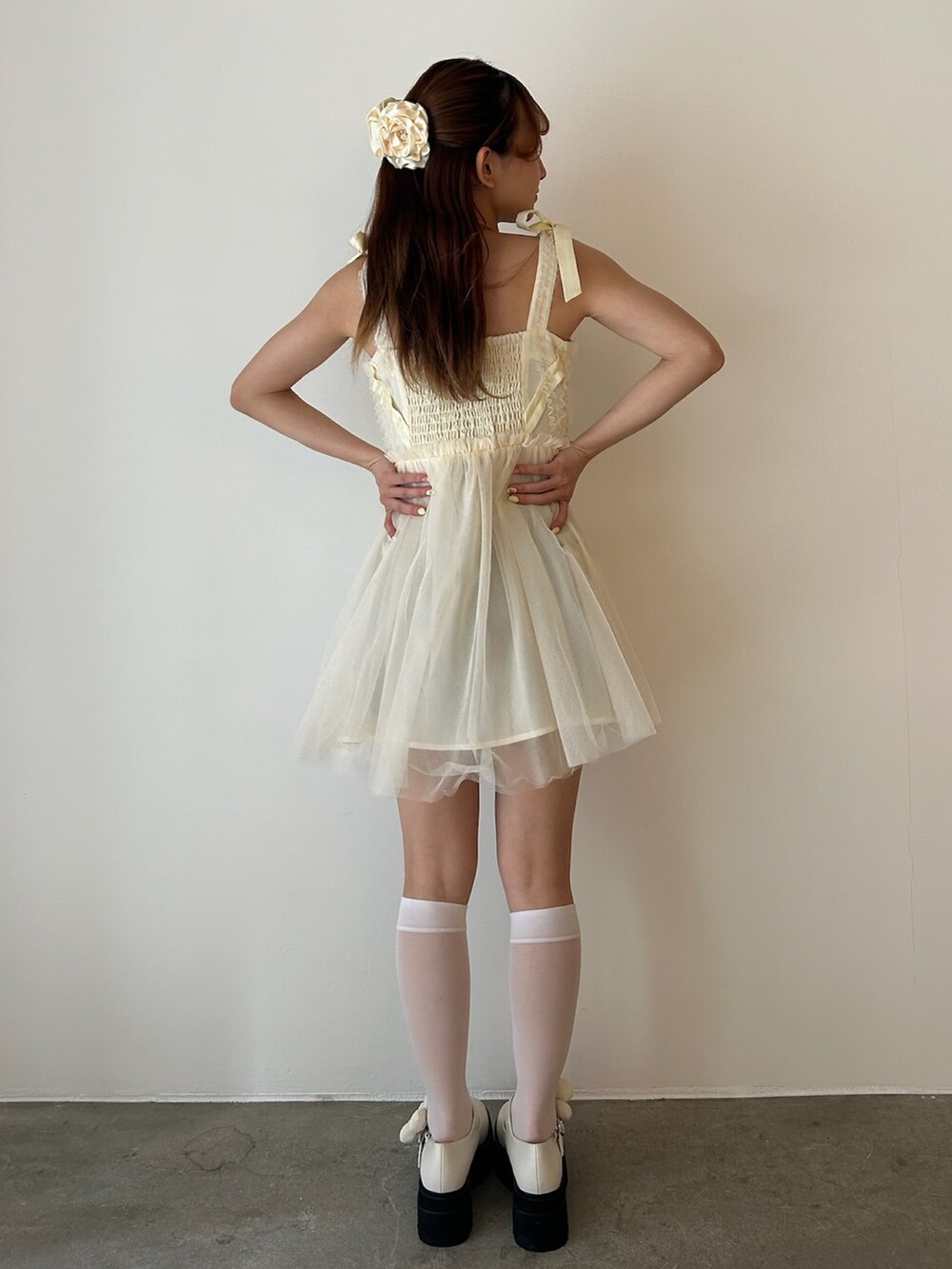 ホワイト系のローファー、イエロー系のシャツ/ブラウスを着用したレディースの秋コーディネートの4枚目の写真