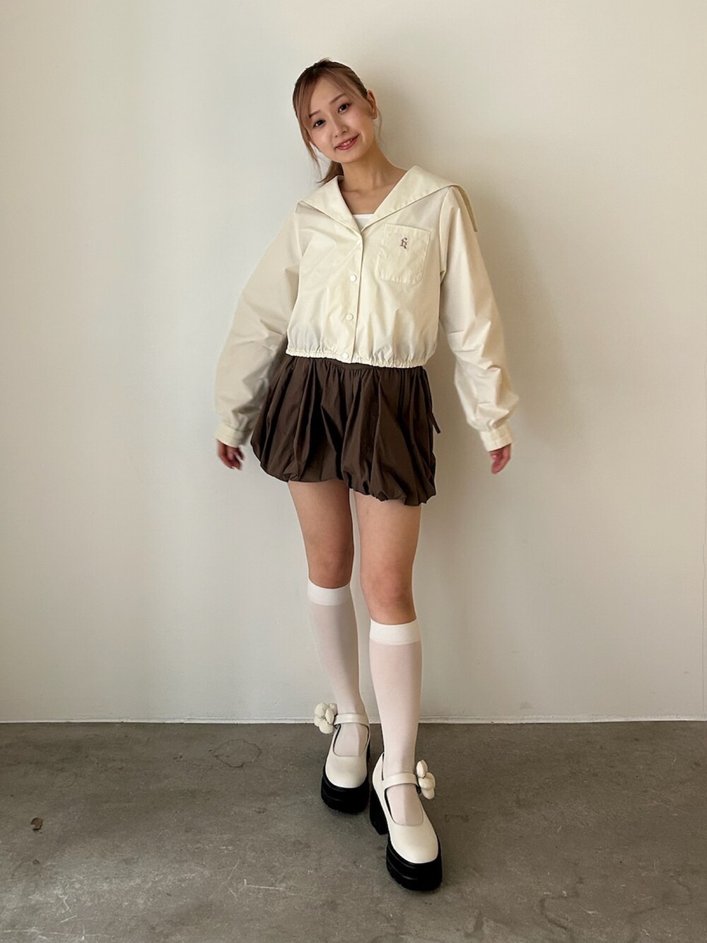 ブルー系のその他パンツ、ホワイト系のブルゾンを着用したレディースの春コーディネートの7枚目の写真