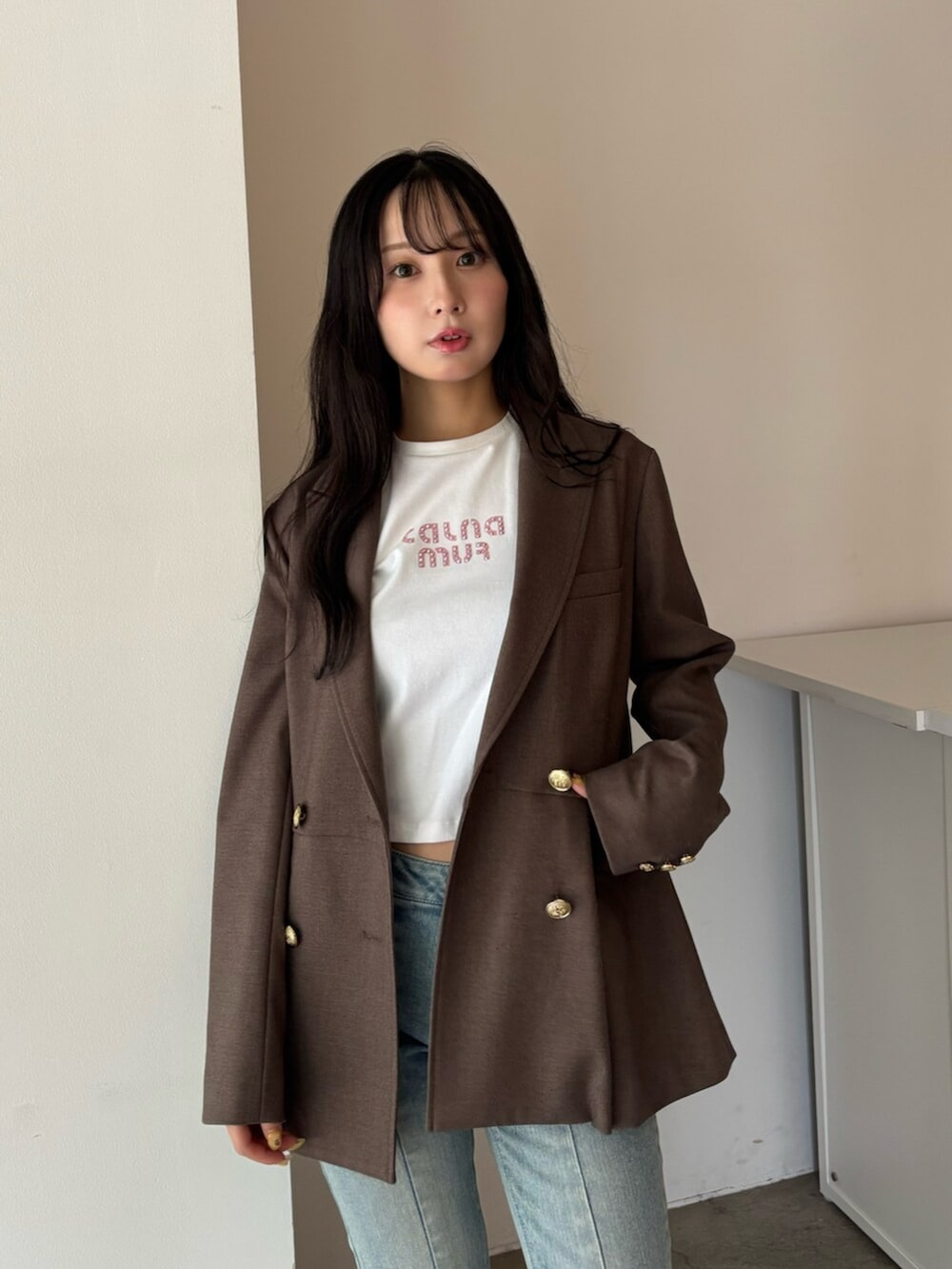 ホワイト系のTシャツ/カットソー、ブルー系のその他パンツ、ブラウン系のローファーを着用したレディースの夏コーディネートの6枚目の写真