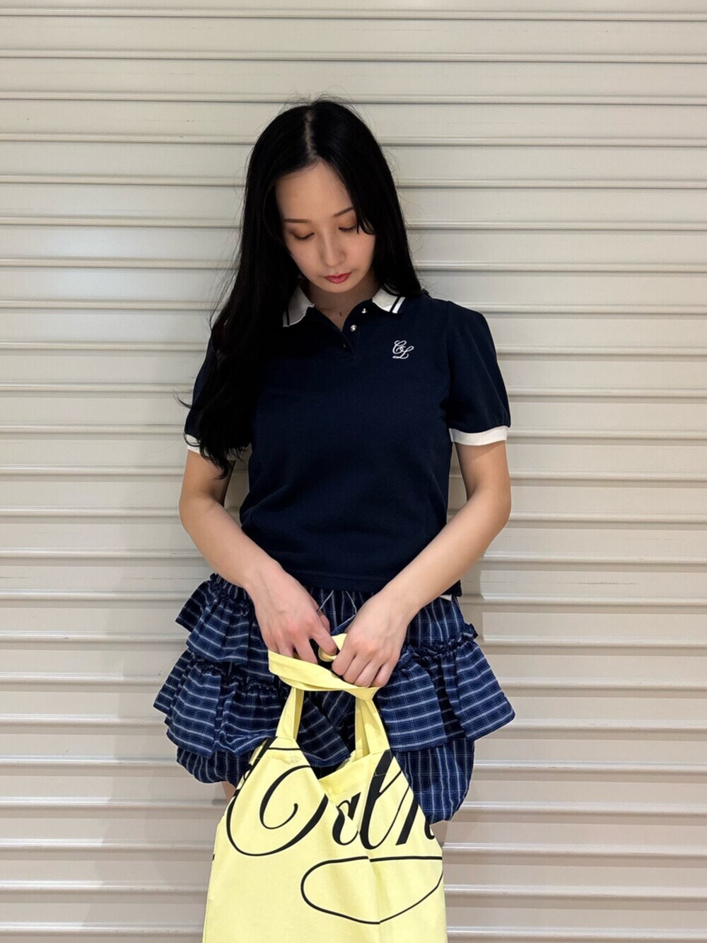 イエロー系のトートバッグ、ブルー系のTシャツ/カットソー、その他のその他パンツを着用したレディースの夏コーディネートの6枚目の写真