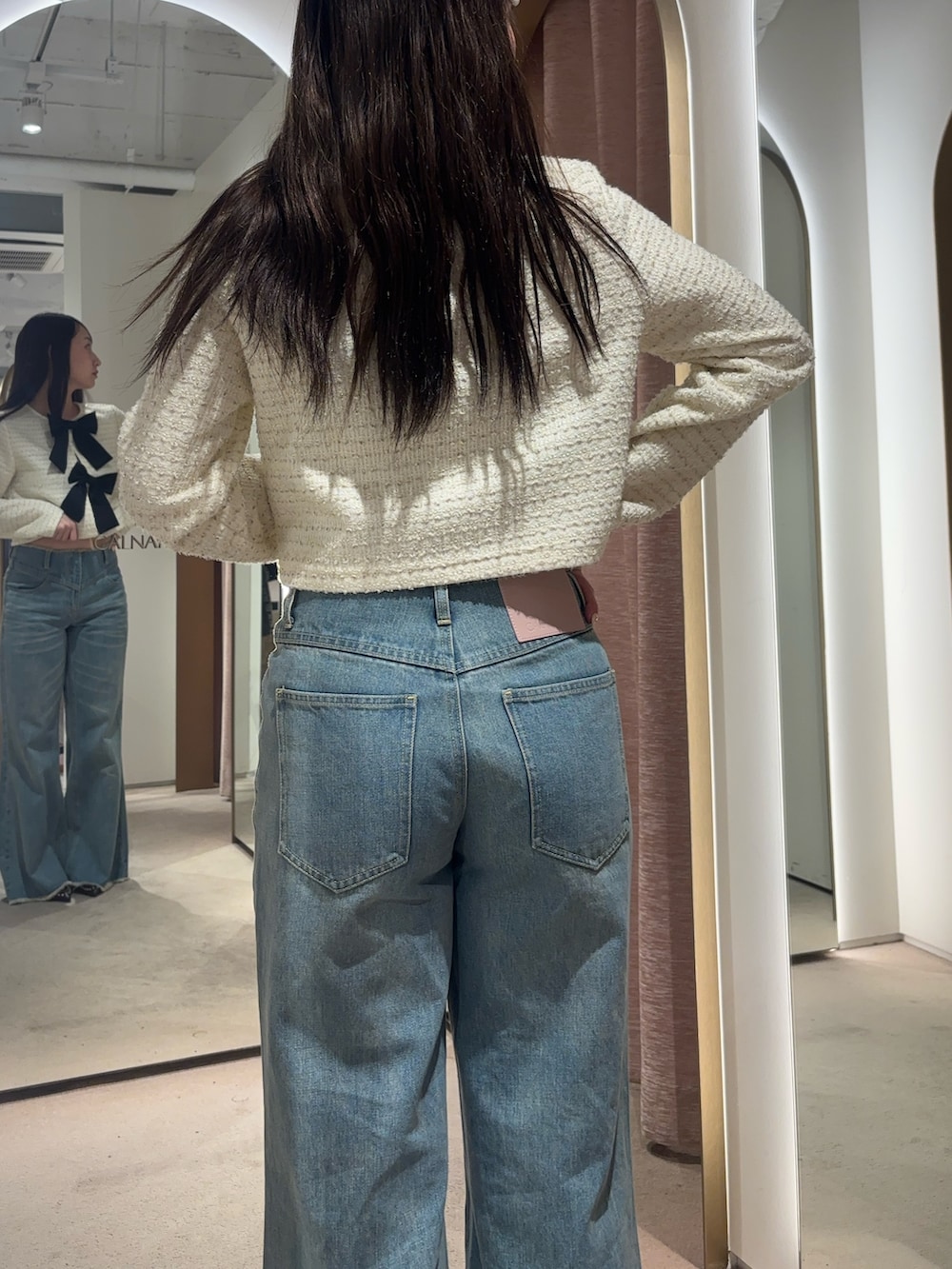 ブルー系のその他パンツ、ホワイト系のカーディガン/ボレロ、ブラウン系のサンダルを着用したレディースの冬コーディネートの5枚目の写真