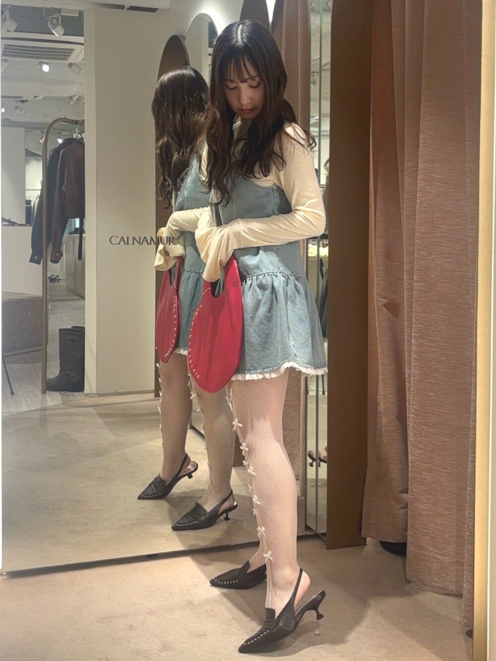 ブラウン系のサンダル、ブルー系のワンピース、ホワイト系のTシャツ/カットソーを着用したレディースの春コーディネートの4枚目の写真