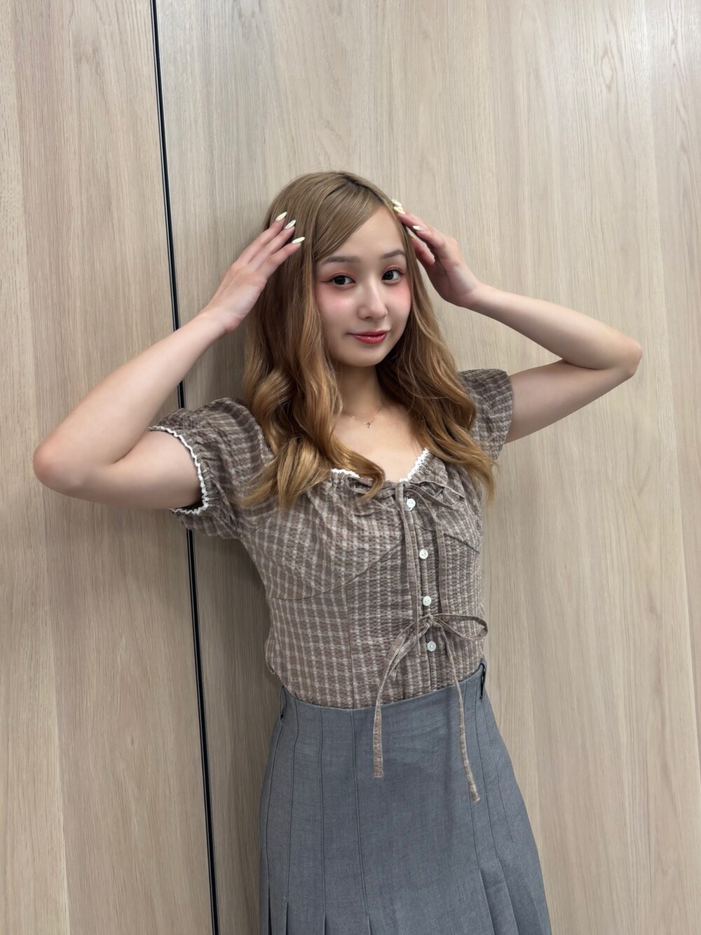 グレー系のスカート、ブラウン系のシャツ/ブラウスを着用したレディースの夏コーディネートの4枚目の写真