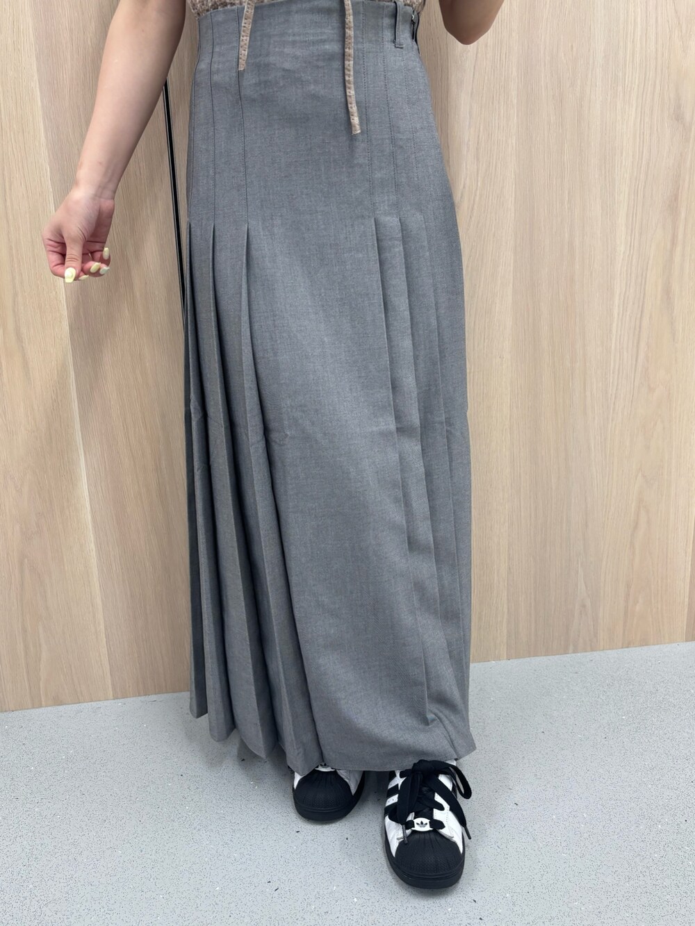 グレー系のスカート、ブラウン系のシャツ/ブラウスを着用したレディースの夏コーディネートの5枚目の写真