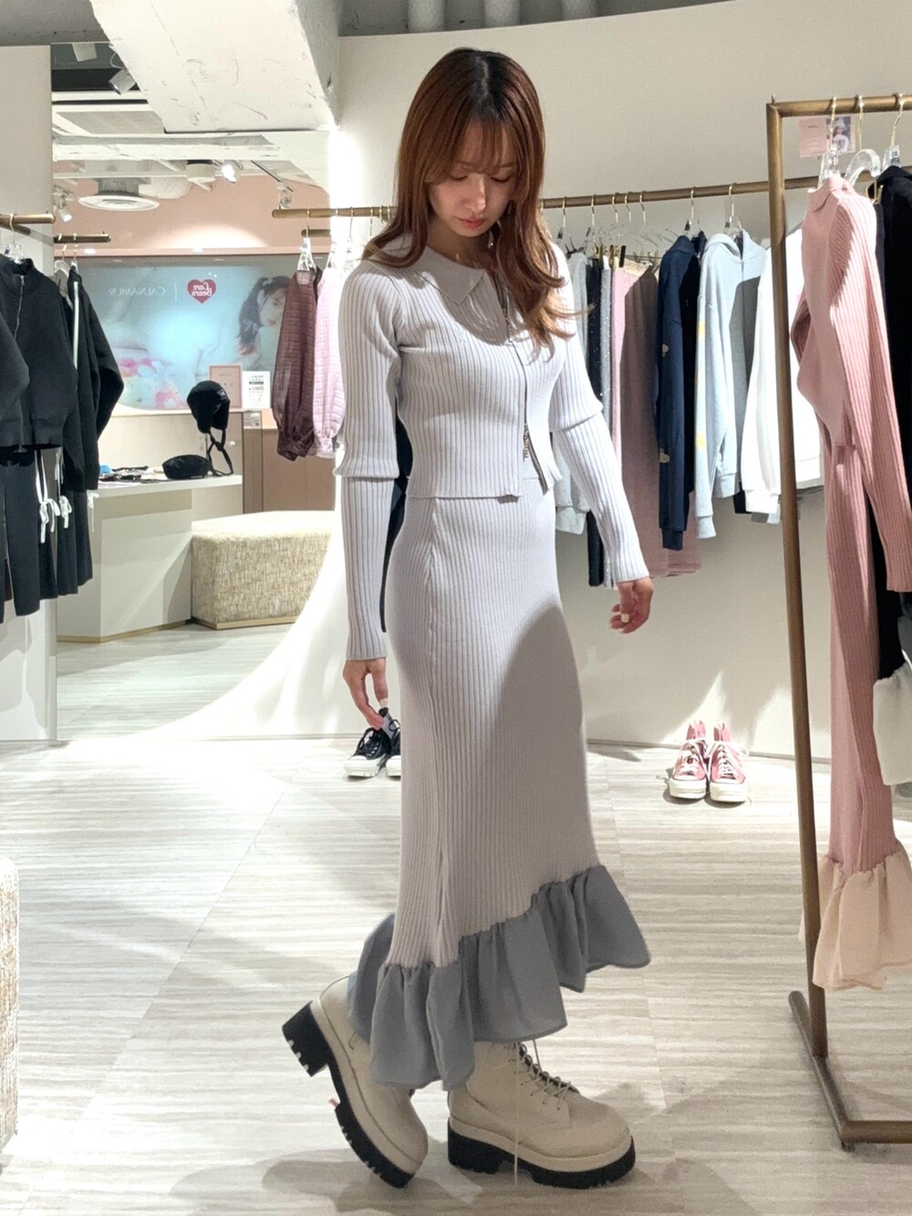 グレー系のワンピース、ブラック系のブーツを着用したレディースの秋コーディネートの2枚目の写真