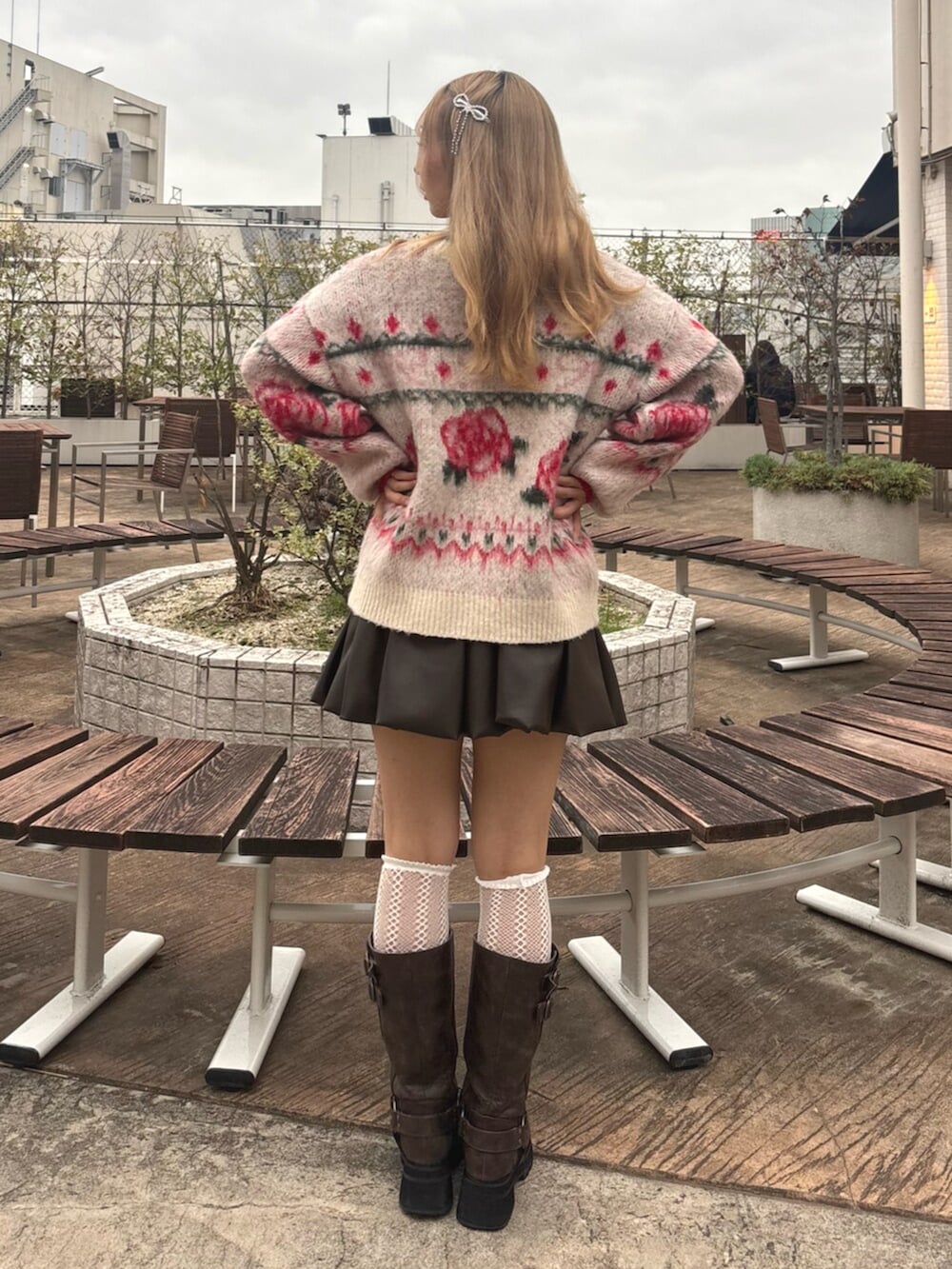 ブラウン系のブーツ、ブラウン系のスカート、ホワイト系のニット/セーターを着用したレディースの秋コーディネートの3枚目の写真