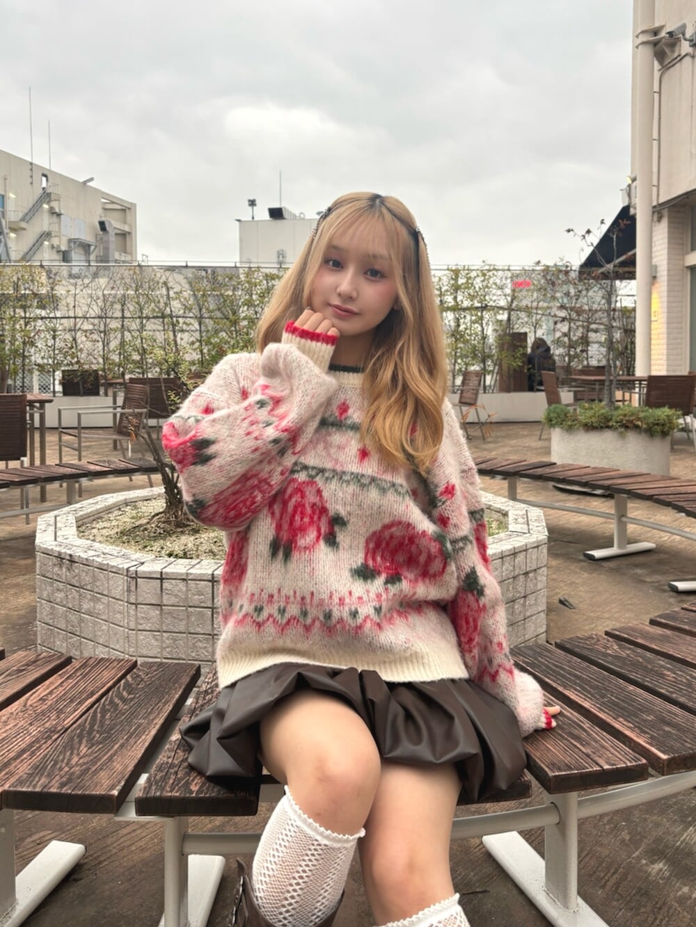 ブラウン系のブーツ、ブラウン系のスカート、ホワイト系のニット/セーターを着用したレディースの秋コーディネートの5枚目の写真