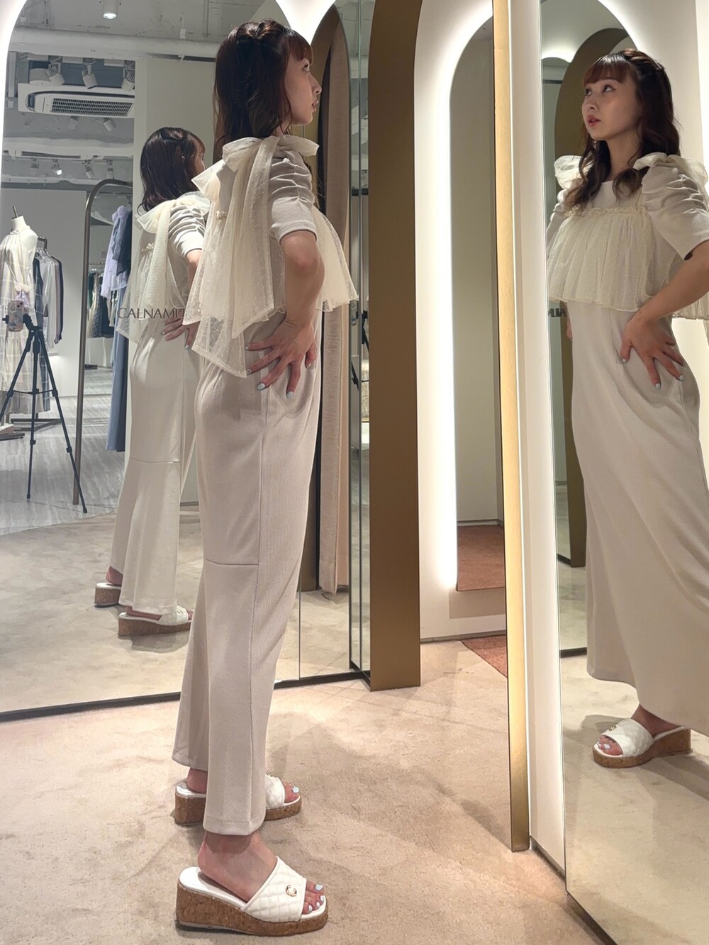 ベージュ系のワンピース、イエロー系のサンダルを着用したレディースの夏コーディネートの3枚目の写真