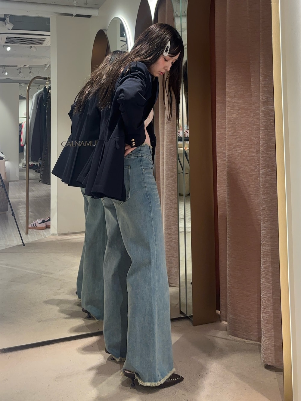 ブルー系のノーカラージャケット、ブルー系のその他パンツ、ピンク系のニット/セーターを着用したレディースの冬コーディネートの4枚目の写真