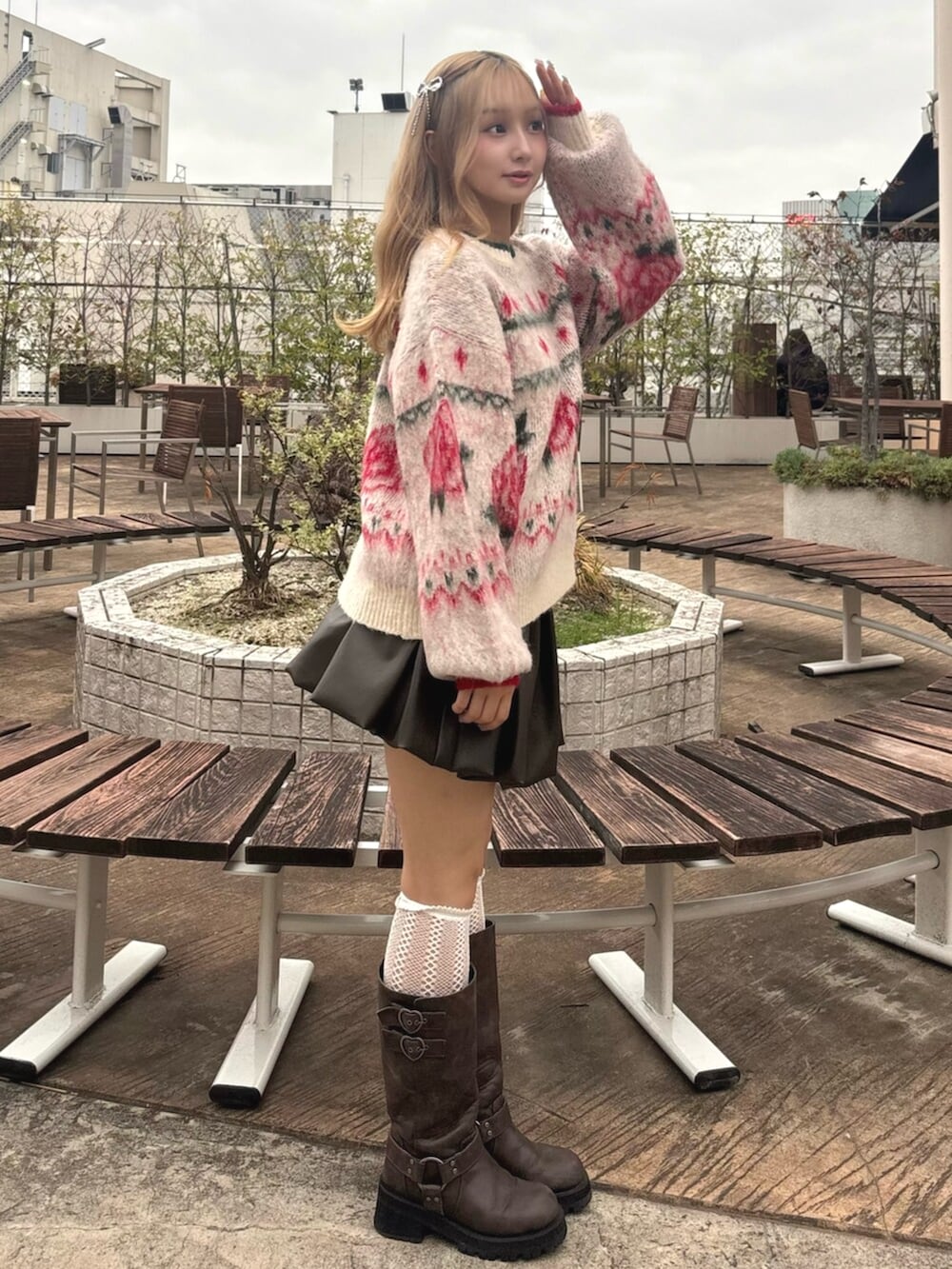 ブラウン系のブーツ、ブラウン系のスカート、ホワイト系のニット/セーターを着用したレディースの秋コーディネートの2枚目の写真