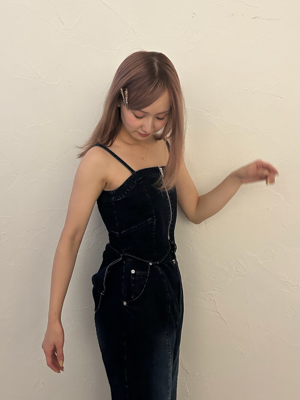 ブルー系のつなぎ/オールインワン、ブラック系のサンダルを着用したレディースの冬コーディネートの6枚目の写真