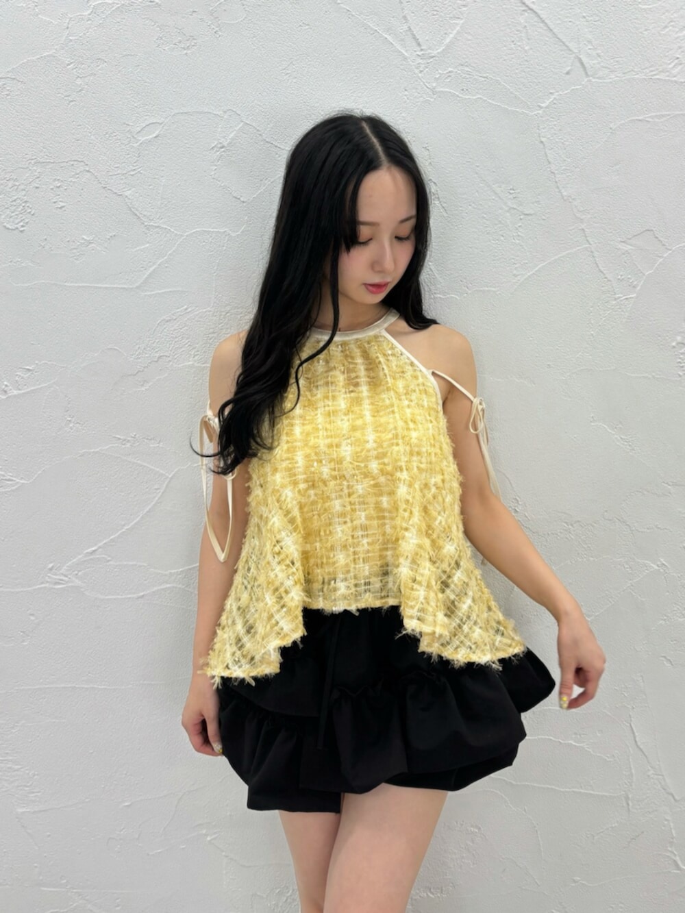 ブラック系のその他パンツ、イエロー系のシャツ/ブラウスを着用したレディースの夏コーディネートの5枚目の写真
