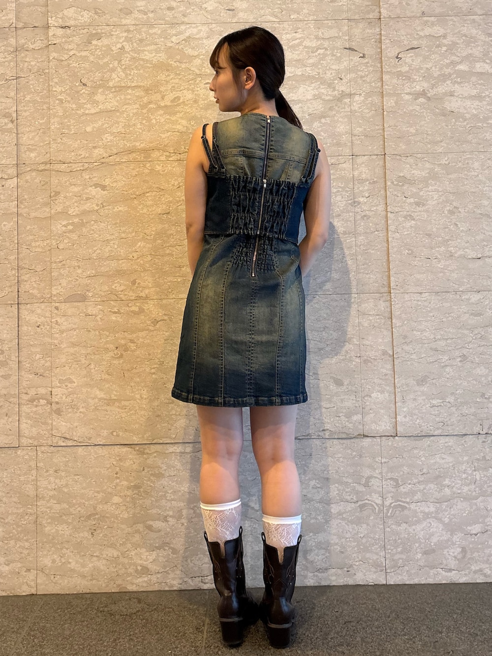 ブルー系のワンピース、ブルー系のキャミソール、ブラウン系のブーツを着用したレディースの春コーディネートの3枚目の写真