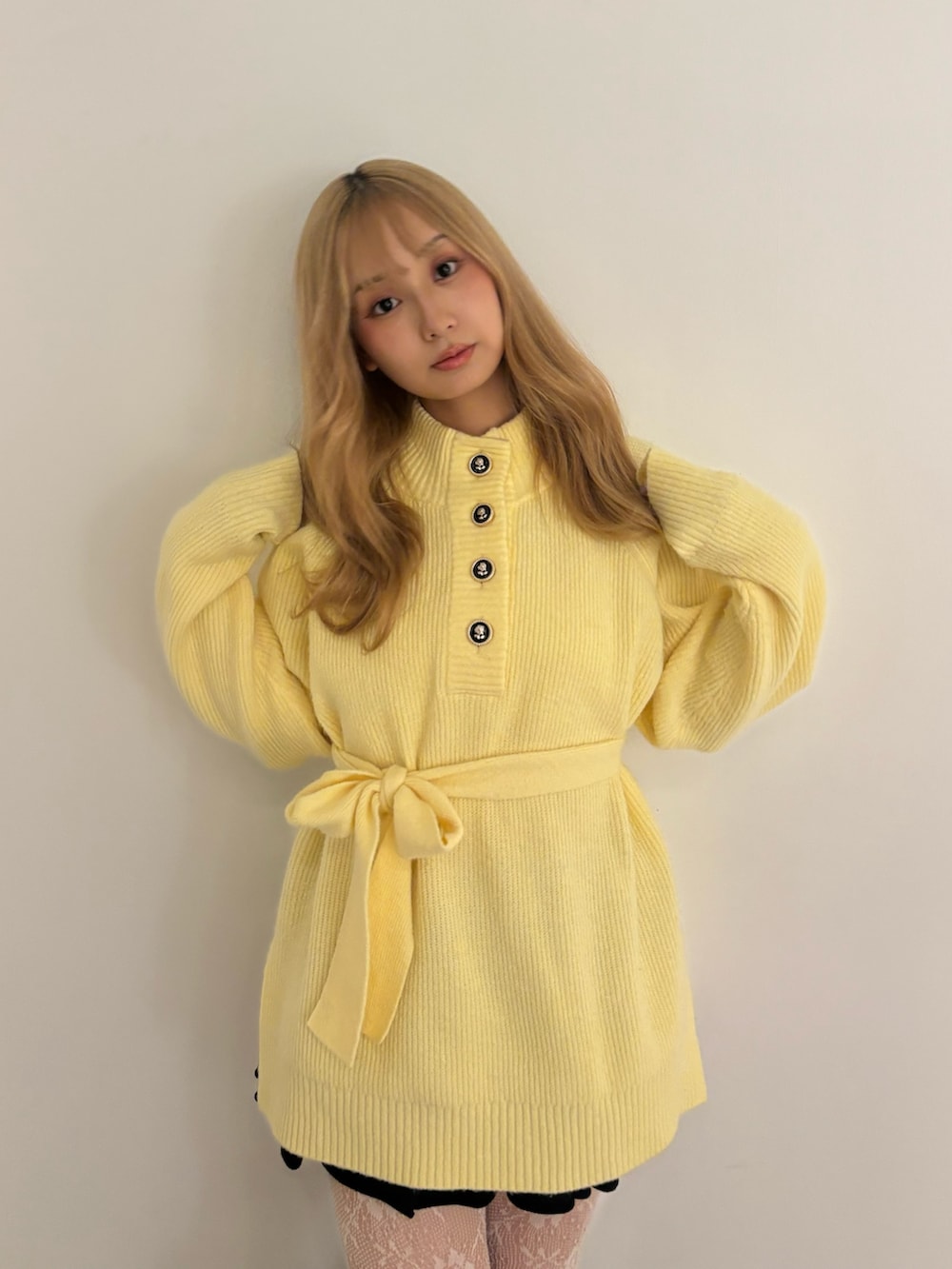 イエロー系のニット/セーター、ブラック系のその他パンツ、ブラック系のブーツを着用したレディースの秋コーディネートの5枚目の写真