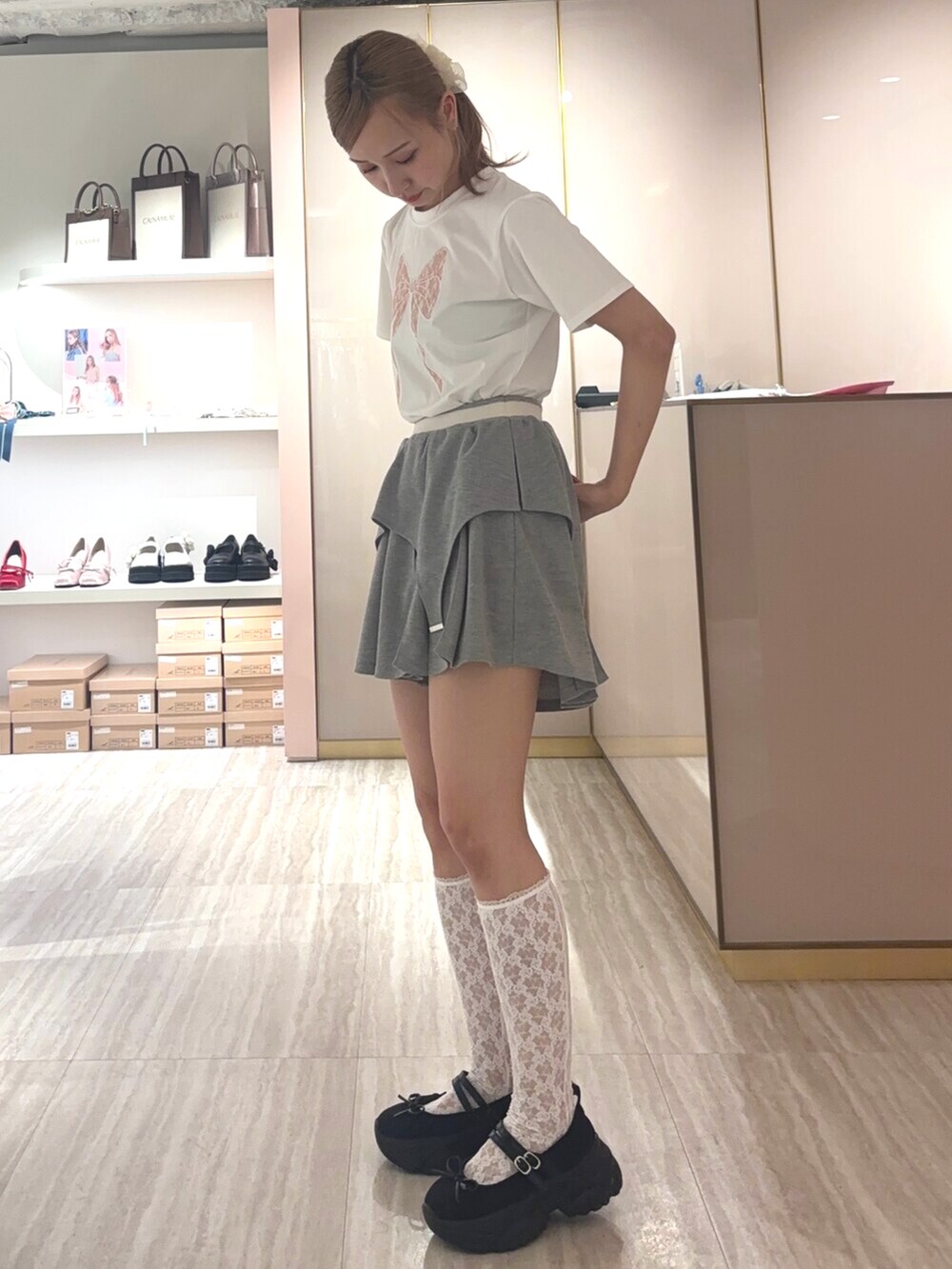 グレー系のワンピース、ホワイト系のTシャツ/カットソーを着用したレディースの夏コーディネートの4枚目の写真