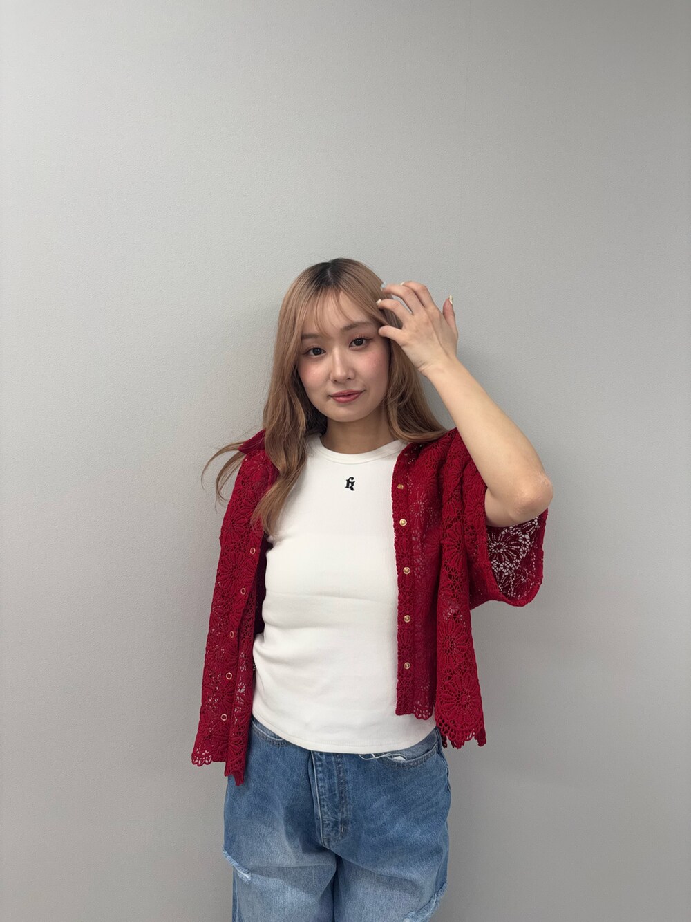 ブルー系のデニムパンツ、ホワイト系のタンクトップ、レッド系のシャツ/ブラウスを着用したレディースの春コーディネートの6枚目の写真