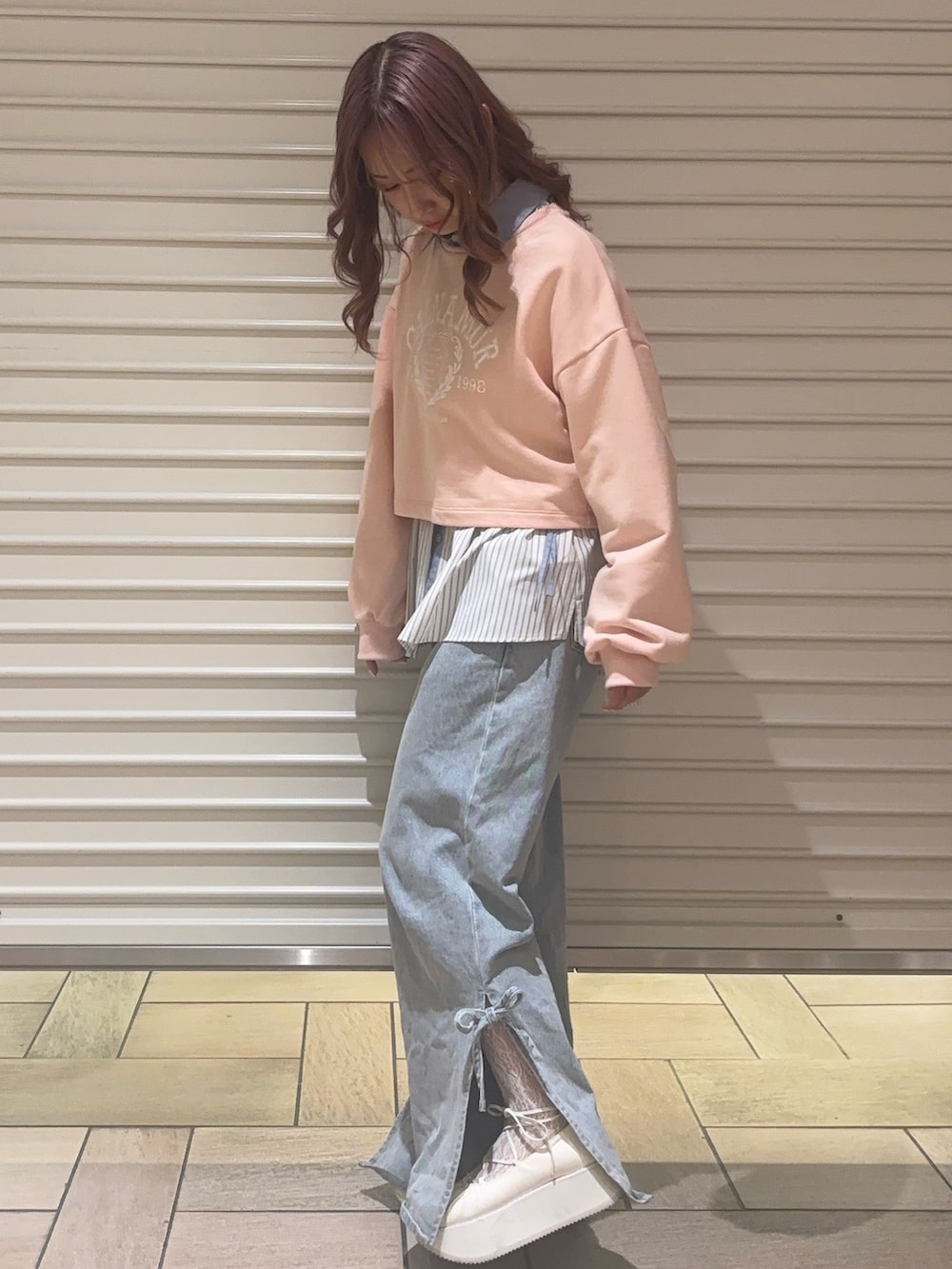 ブルー系のデニムパンツ、ブルー系のシャツ/ブラウス、ピンク系のスウェットを着用したレディースの春コーディネートの4枚目の写真