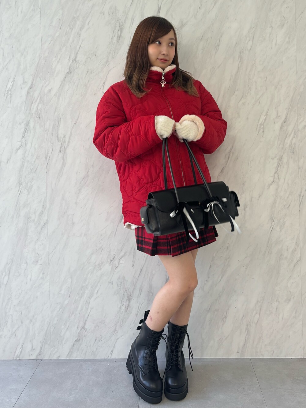 ブラック系のハンドバッグ、ブラック系のブーツ、レッド系のその他アウターを着用したレディースの夏コーディネートの2枚目の写真