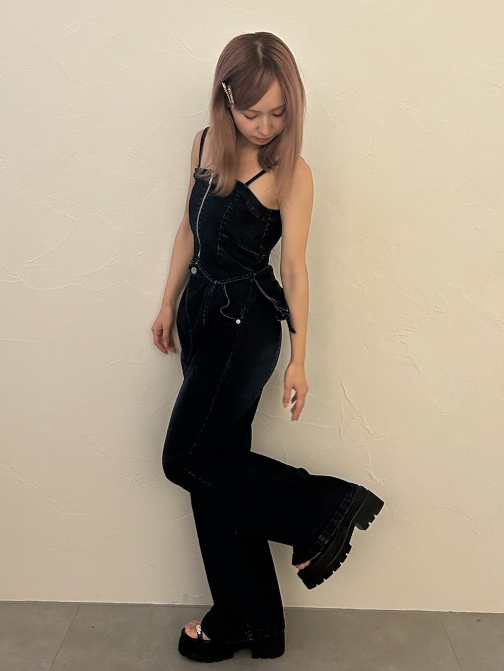 ブルー系のつなぎ/オールインワン、ブラック系のサンダルを着用したレディースの冬コーディネートの2枚目の写真