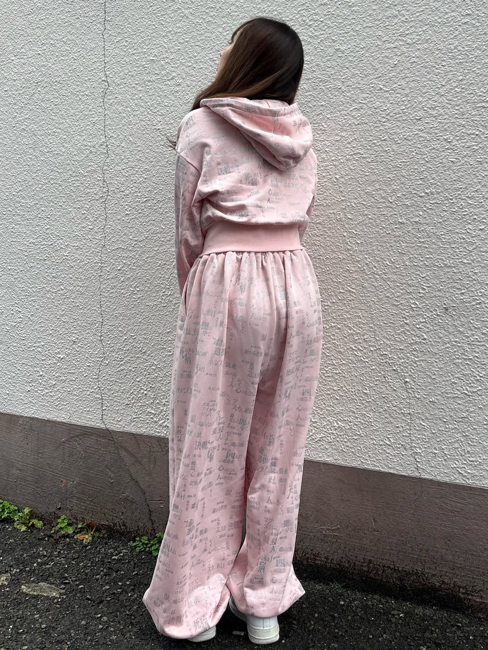 ピンク系のセットアップを着用したレディースの春コーディネートの3枚目の写真