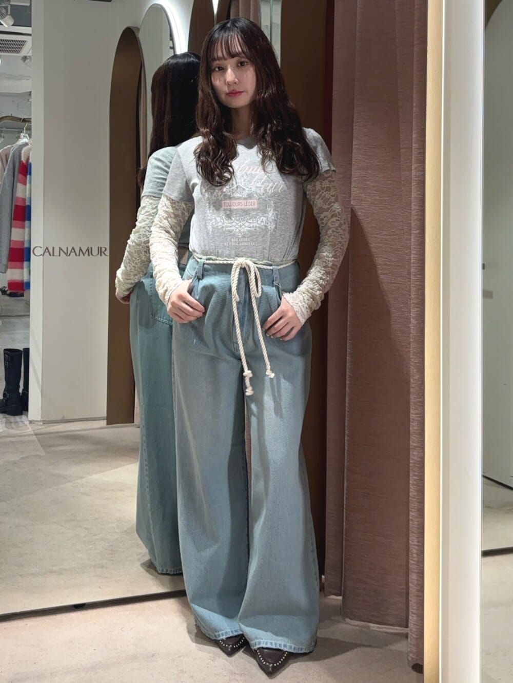 ブラウン系のサンダル、ホワイト系のTシャツ/カットソー、グレー系のTシャツ/カットソーを着用したレディースの春コーディネートの5枚目の写真