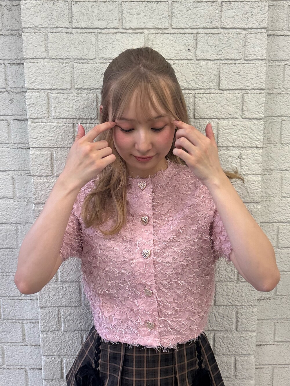 その他のスカート、ピンク系のカーディガン/ボレロ、ホワイト系のローファーを着用したレディースの夏コーディネートの4枚目の写真