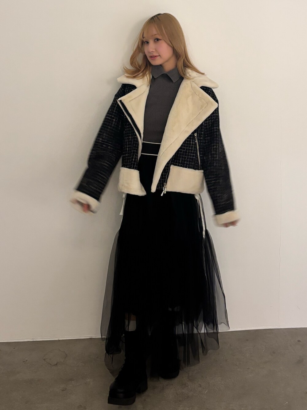 ホワイト系のスカート、その他のブルゾン、グレー系のニット/セーターを着用したレディースの冬コーディネートの2枚目の写真