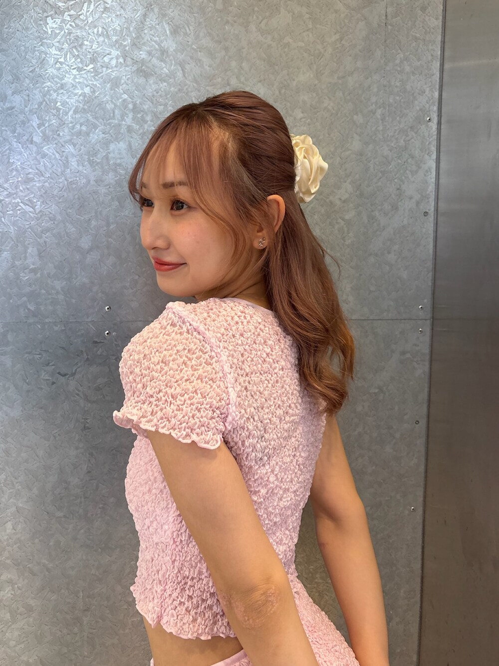 ピンク系のTシャツ/カットソー、ピンク系のスカート、ホワイト系のサンダルを着用したレディースの春コーディネートの8枚目の写真